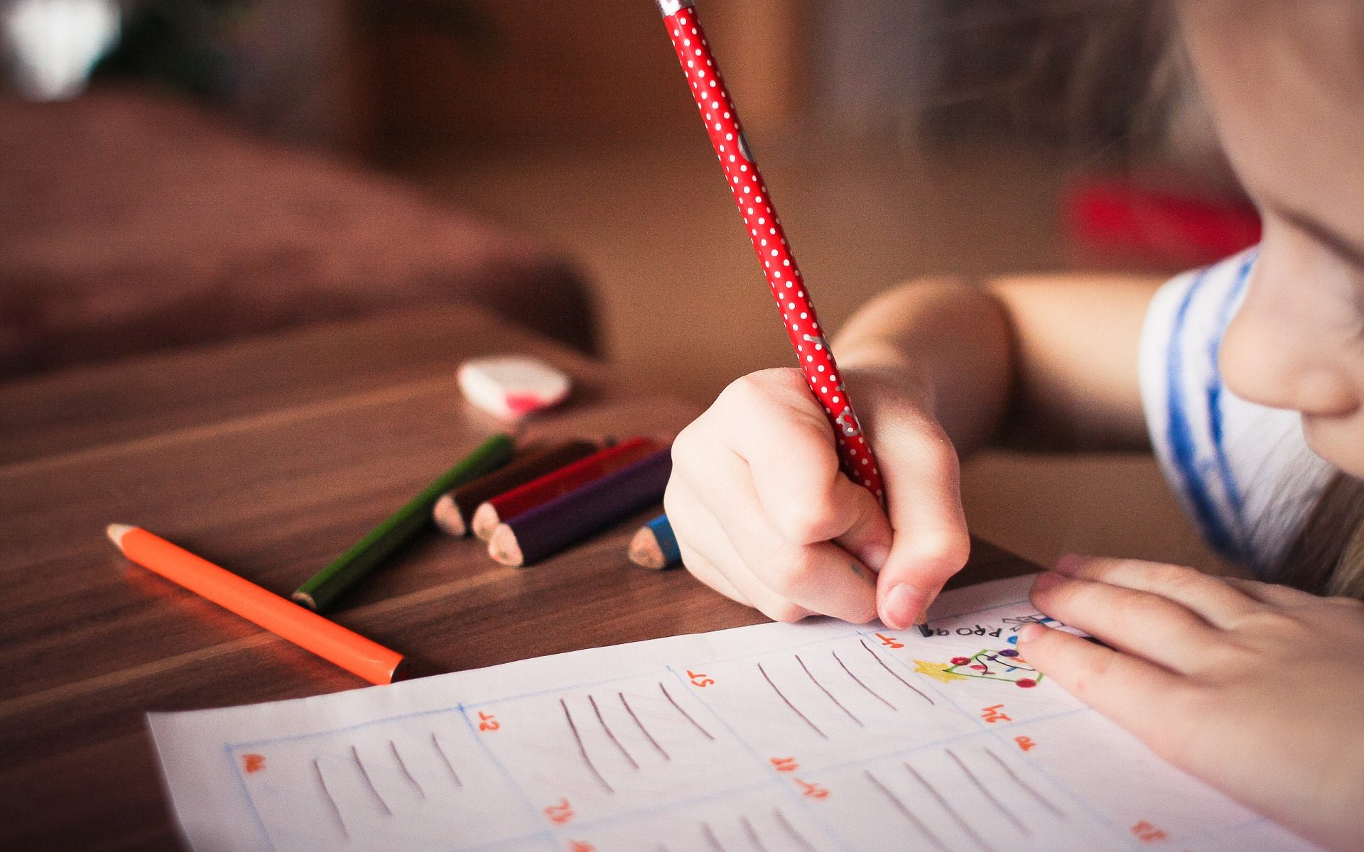 Guía para identificar con juego si tu hijo tendrá problemas para escribir