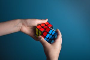 Juegos para niños con déficit de atención - cubo rubik 